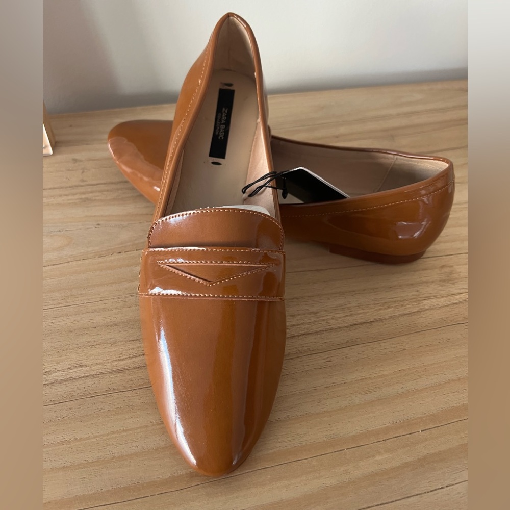 NWT Mustard Loafers shoes
Size: 39
New and unused with tag
